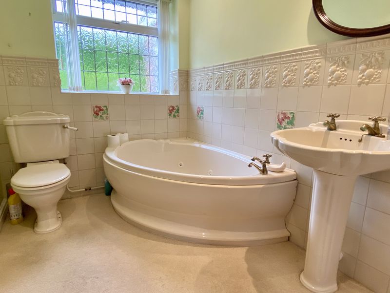 Family Bathroom - click for photo gallery